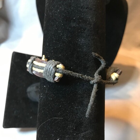 NFL Pittsburgh Steelers Leather Adjustable Bracelet - Picture 3 of 3